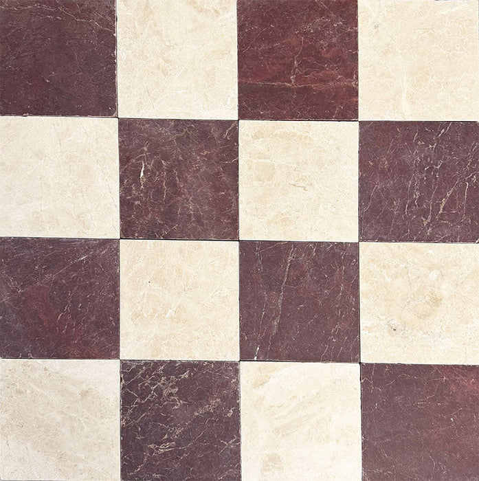 Schachbrettmuster mit Fayrouz Bordeaux 15,2 × 15,2 cm Naturmarmorfliesen mit getrommelter Oberfläche, kombiniert mit hellen cremefarbenen Marmorfliesen, verlegt als klassisches quadratisches Raster mit starkem Kontrast und natürlicher Variation.