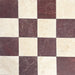 Schachbrettmuster mit Fayrouz Bordeaux 15,2 × 15,2 cm Naturmarmorfliesen mit getrommelter Oberfläche, kombiniert mit hellen cremefarbenen Marmorfliesen, verlegt als klassisches quadratisches Raster mit starkem Kontrast und natürlicher Variation.