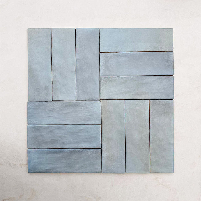 Korbflecht-Verlegung mit Zellige Sky Blue Matt Brick-Wandfliesen im Format 6,5 × 20 cm im Moroccan Style, in sanften Himmelblautönen mit dezenten Farbvariationen und matter Oberfläche, die den handgefertigten Charakter und die vielseitigen Verlegemöglichkeiten der Kollektion hervorheben.