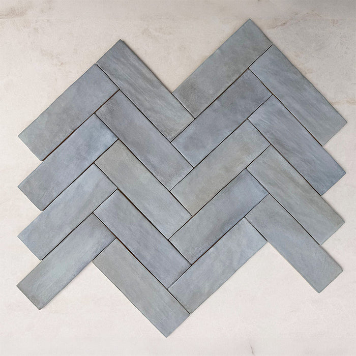 Fischgrät-Verlegung mit Zellige Sky Blue Matt Brick-Wandfliesen im Format 6,5 × 20 cm im Moroccan Style, in sanften Himmelblautönen mit dezenten Farbvariationen und matter Oberfläche, die die handgefertigt inspirierte Optik und das vielseitige Design der Kollektion eindrucksvoll zur Geltung bringen.