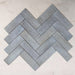 Fischgrät-Verlegung mit Zellige Sky Blue Matt Brick-Wandfliesen im Format 6,5 × 20 cm im Moroccan Style, in sanften Himmelblautönen mit dezenten Farbvariationen und matter Oberfläche, die die handgefertigt inspirierte Optik und das vielseitige Design der Kollektion eindrucksvoll zur Geltung bringen.