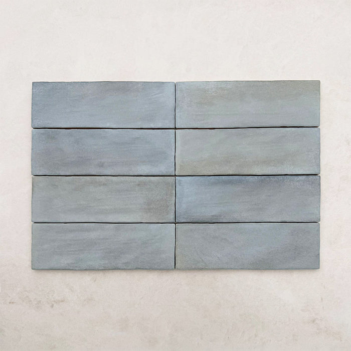 Horizontale Verlegung mit Zellige Sky Blue Matt Brick-Wandfliesen im Format 6,5 × 20 cm im Moroccan Style, in sanften Himmelblautönen mit dezenten Farbvariationen und matter Oberfläche, die den handgefertigten Charakter und die authentische Ausstrahlung der Kollektion hervorheben.