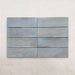 Horizontale Verlegung mit Zellige Sky Blue Matt Brick-Wandfliesen im Format 6,5 × 20 cm im Moroccan Style, in sanften Himmelblautönen mit dezenten Farbvariationen und matter Oberfläche, die den handgefertigten Charakter und die authentische Ausstrahlung der Kollektion hervorheben.