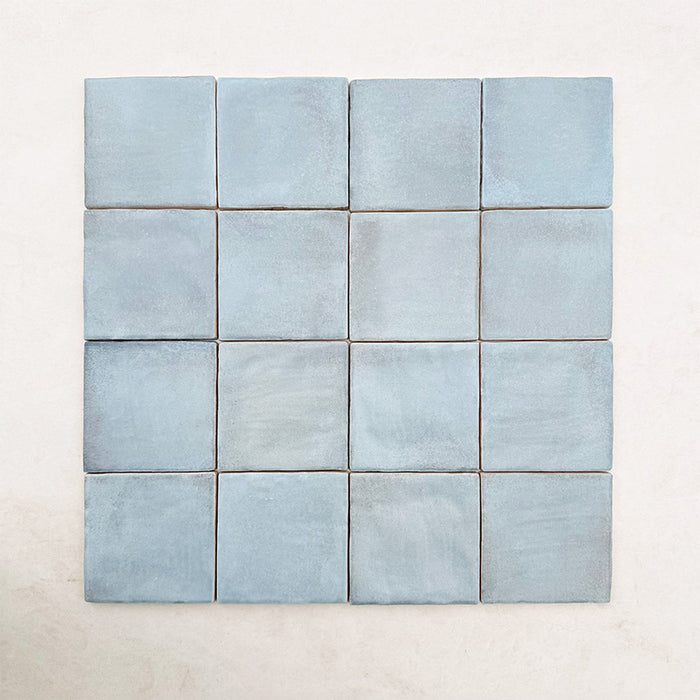 Quadratische Verlegung mit Zellige Sky Blue Matt Wandfliesen im Format 10 × 10 cm im Moroccan Style, in sanften Himmelblautönen mit dezenten Farbvariationen und matter Oberfläche, die den handgefertigten Charakter und die authentische Ausstrahlung der Kollektion hervorheben.