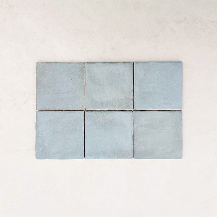 Quadratische Verlegung mit Zellige Sky Blue Matt Wandfliesen im Format 10 × 10 cm im Moroccan Style, in sanften Himmelblautönen mit dezenten Farbvariationen und matter Oberfläche, die den handgefertigten Charakter und die authentische Ausstrahlung der Kollektion hervorheben.
