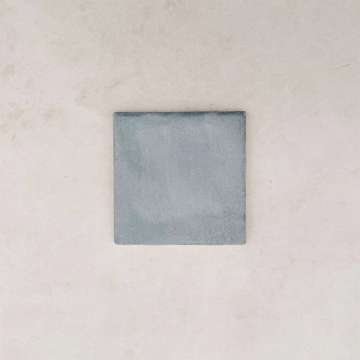 Zellige Sky Blue Matt Wandfliesen im Format 10 × 10 cm im Moroccan Style, in sanften Himmelblautönen mit dezenten Farbvariationen und matter Oberfläche, die den handgefertigten Charakter und die authentische Ausstrahlung der Kollektion hervorheben.