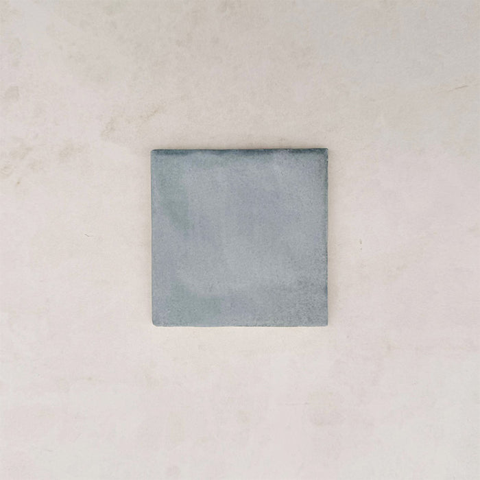 Zellige Sky Blue Matt Wandfliesen im Format 10 × 10 cm im Moroccan Style, in sanften Himmelblautönen mit dezenten Farbvariationen und matter Oberfläche, die den handgefertigten Charakter und die authentische Ausstrahlung der Kollektion hervorheben.