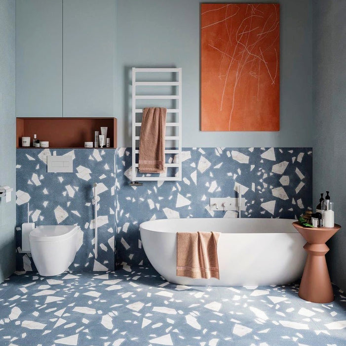 ZUGESCHNITTENE FLIESENPROBE MELODIE ROCK TERRAZZO BLAU 60 × 60 cm