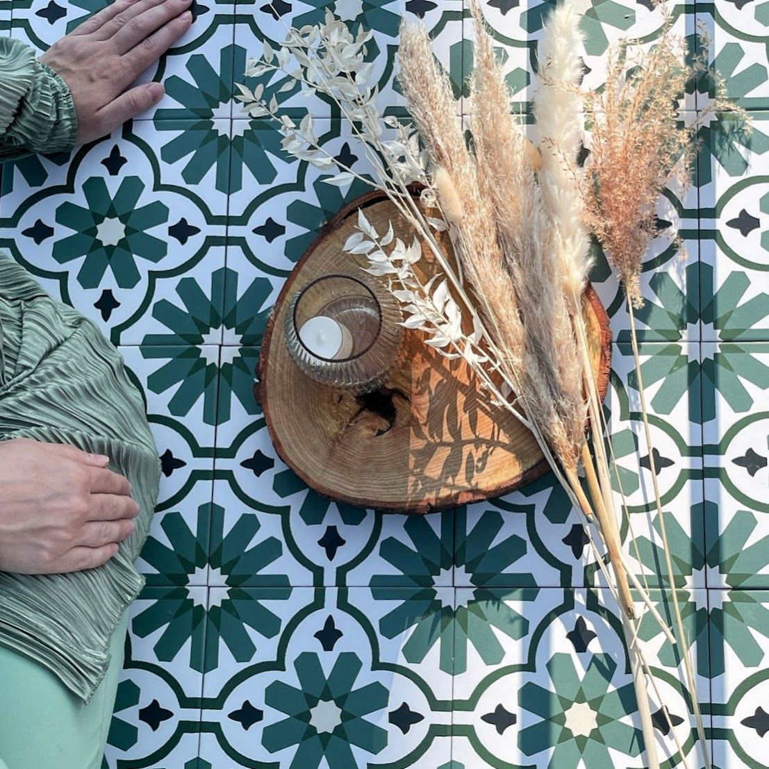 Clara Grün Feinsteinzeug-Bodenfliesen im viktorianisch-marokkanischen Stil im Format 20 × 20 cm, verlegt in einem sich wiederholenden Muster, das das ausdrucksstarke grüne geometrische Design mit dekorativen Styling-Akzenten hervorhebt.