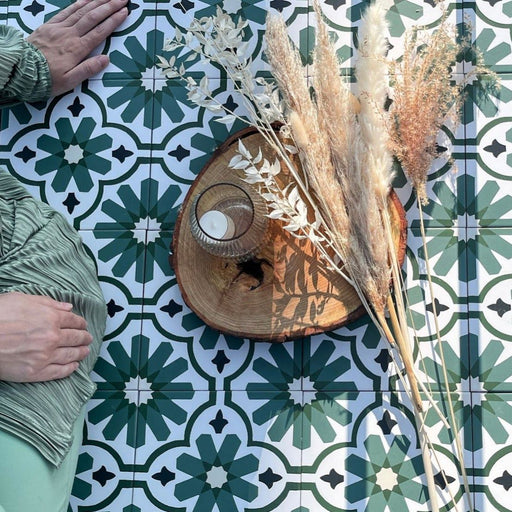Clara Grün Feinsteinzeug-Bodenfliesen im viktorianisch-marokkanischen Stil im Format 20 × 20 cm, verlegt in einem sich wiederholenden Muster, das das ausdrucksstarke grüne geometrische Design mit dekorativen Styling-Akzenten hervorhebt.
