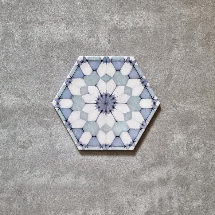 GANZE FLIESENPROBE Medina Frostblau | Hexagon Fliese | 18,7 cm x 21,6 cm