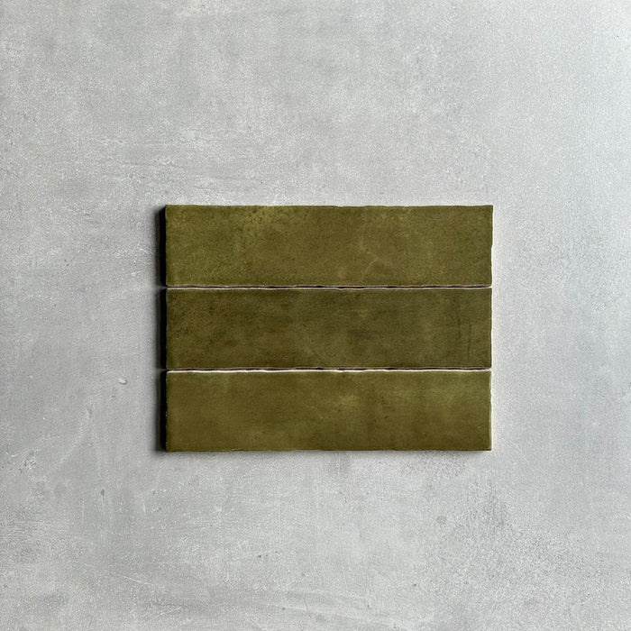 Nireobi Fliese | Olivgrün glänzend | 7,5 cm x 30 cm