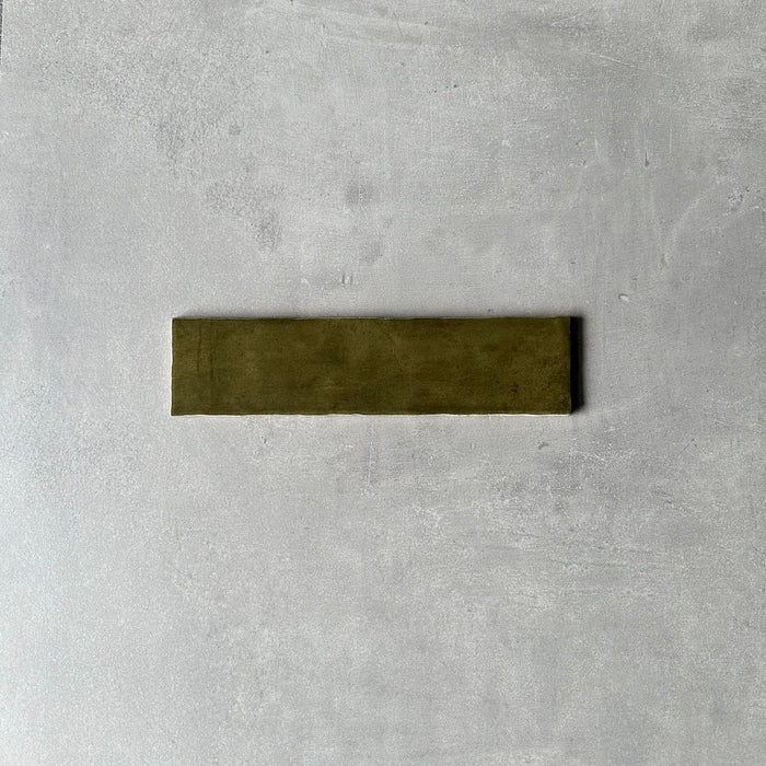 VISAS PLYTELIŲ PAVYZDIS Nireobi plytelė | Blizgi alyvuogių žalia | 7,5 cm x 30 cm