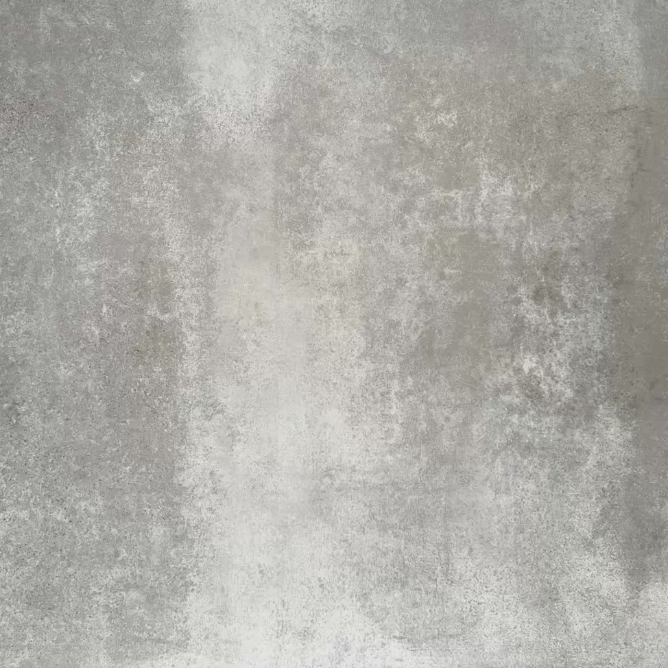 Video mit Zellige Kreideweiß Matt Riemchenfliesen im marokkanischen Stil im Format 6,5 × 20 cm, das die sanfte kreideweiße, matte Glasur und die dezente handgefertigte Oberflächenvariation zeigt.