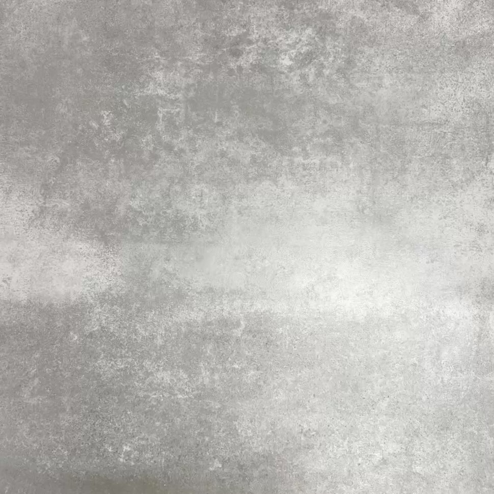 Video mit Kuba Ivy Grün Feinsteinzeugfliesen im viktorianisch-marokkanischen Stil im Format 20 × 20 cm, das das grün-weiße geometrische Design in einer realen Raumsituation hervorhebt.