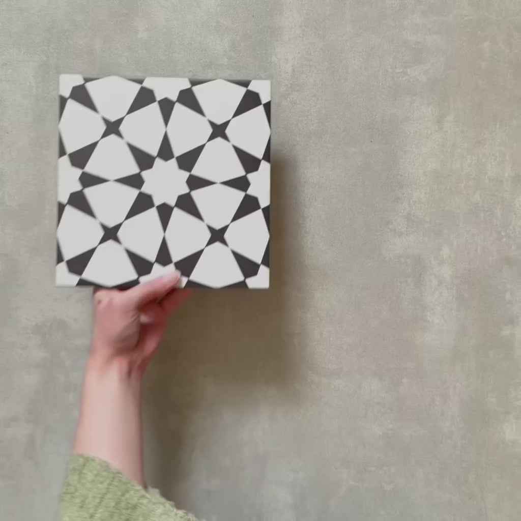 Video mit Agadir Schwarz & Weiß Fliesen im marokkanischen Stil im Format 20 × 20 cm aus Feinsteinzeug, das das markante geometrische Sternmuster und den klaren Schwarz-Weiß-Kontrast hervorhebt.