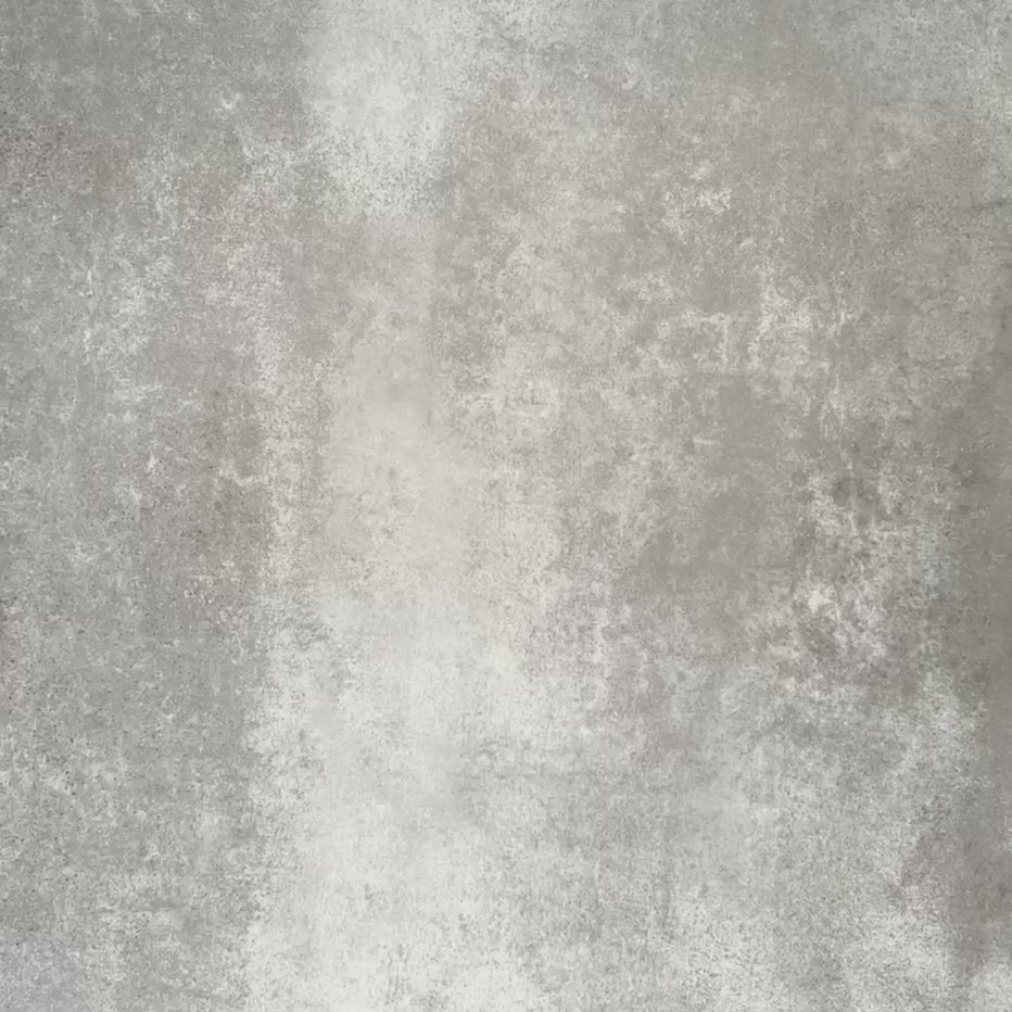 Video mit Zellige Malachitgrün Matt Keramik-Riemchenfliesen im marokkanischen Stil im Format 6,5 × 20 cm, im Fischgrätmuster arrangiert. Die Aufnahme hebt die feine Farbvariation, die handgefertigte Textur und den tiefen Grünton hervor.