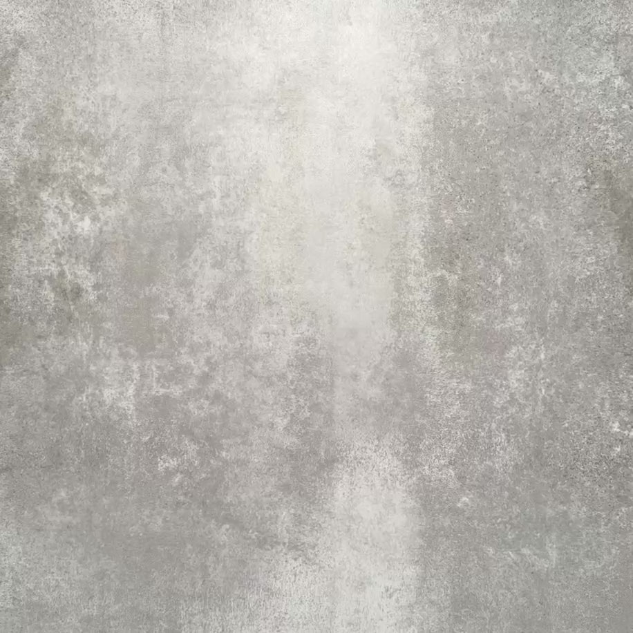 Video der Fayrouz Verde Grün Fliese aus getrommeltem Naturmarmor im quadratischen Format 15,2 × 15,2 cm, mit tiefen Waldgrüntönen, natürlicher weißer Maserung, strukturierten getrommelten Kanten und einer authentisch gealterten Natursteinoberfläche.