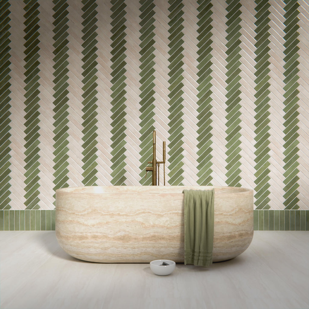 Modernes Badezimmer mit Nomadin Brick Creme Wandfliesen im Industriestil im Format 6 × 24,6 cm, im markanten Fischgrätmuster verlegt. Kombiniert mit salbeigrünen Akzenten, einer freistehenden Badewanne in Steinoptik und Armaturen in gebürsteter Messingoptik entsteht ein stilvolles und modernes Interior.