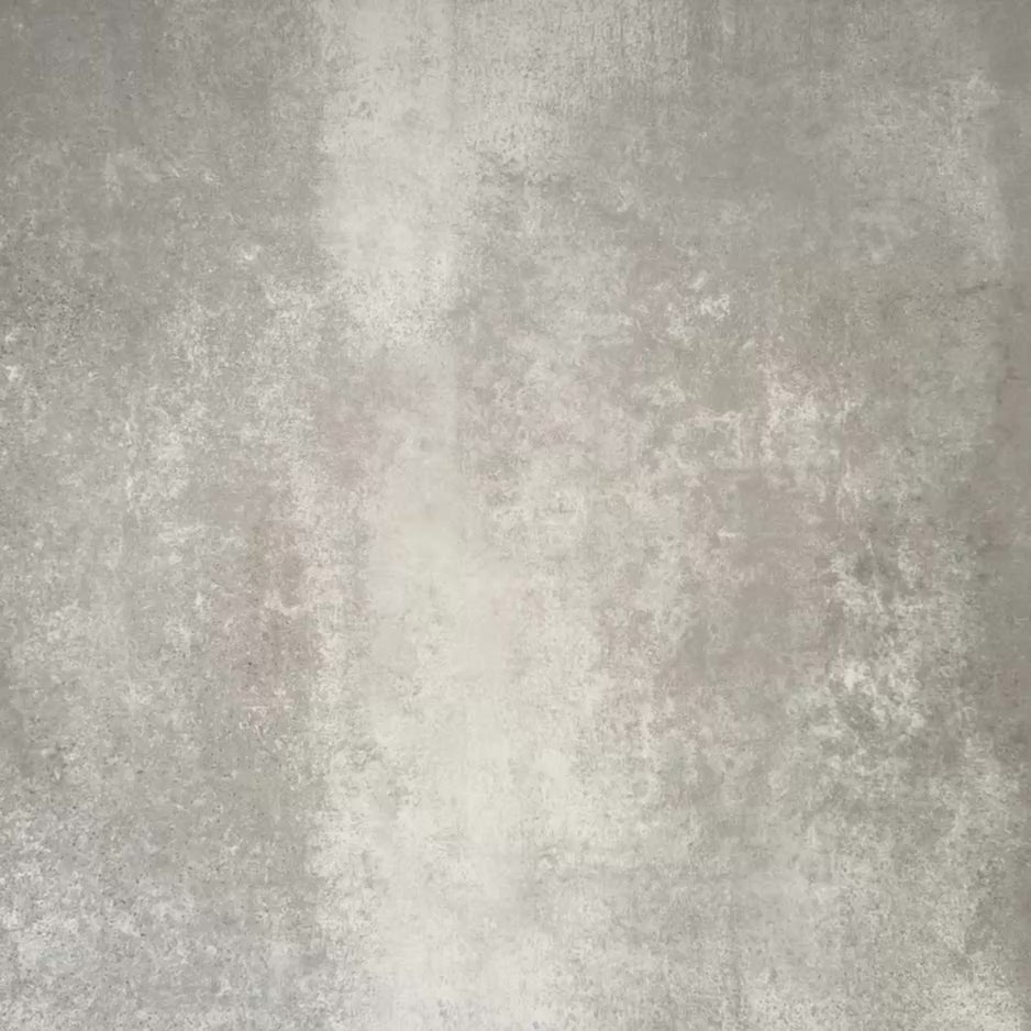 Video mit Kuba Havana Mini Feinsteinzeugfliesen im marokkanischen Stil im Format 15 × 15 cm, gezeigt in einem wiederholten geometrischen Muster mit navyfarbenem Grund sowie Details in Rosa, Grün und Senf, das die filigranen Enkaustik-Motive und die ausdrucksstarke dekorative Symmetrie präsentiert.