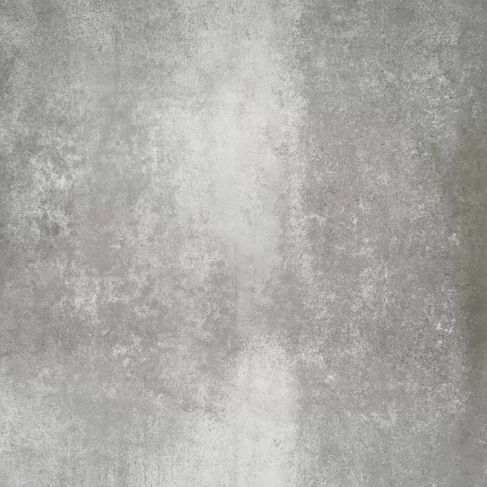 Produktpräsentation der Eclipse Salvia Dekorfliesen im Terrazzo-Look im Format 20 × 20 cm in sanften Salbei- und Grautönen, mit geometrischen Kreisdesigns und gesprenkelten Details vor einem Hintergrund in strukturierter Betonoptik.