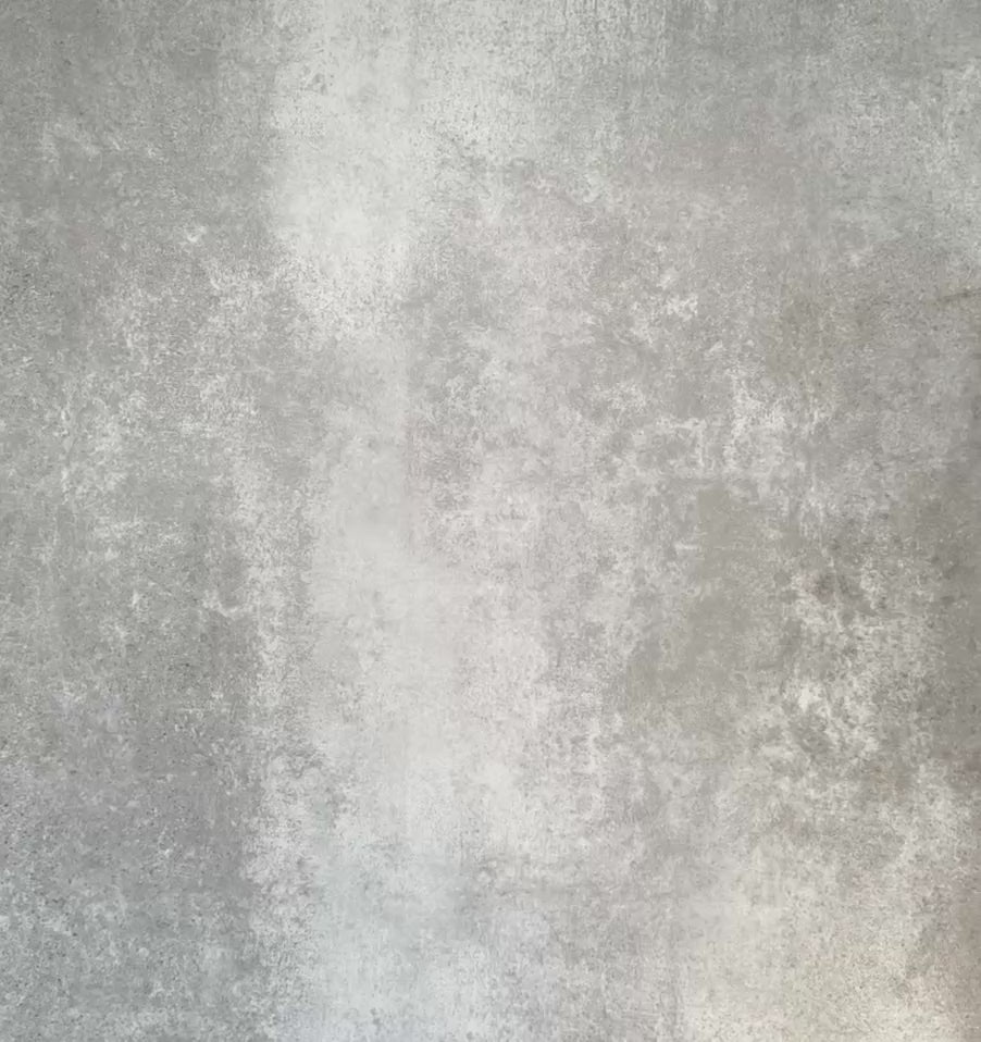 Video mit Almeira Azteca Feinsteinzeugfliesen im marokkanischen Stil, verlegt als Bodenbelag, das das kräftige geometrische Muster in Schwarz und Weiß sowie die nahtlose Wiederholung der 20 × 20 cm Fliesen im Raum zeigt.
