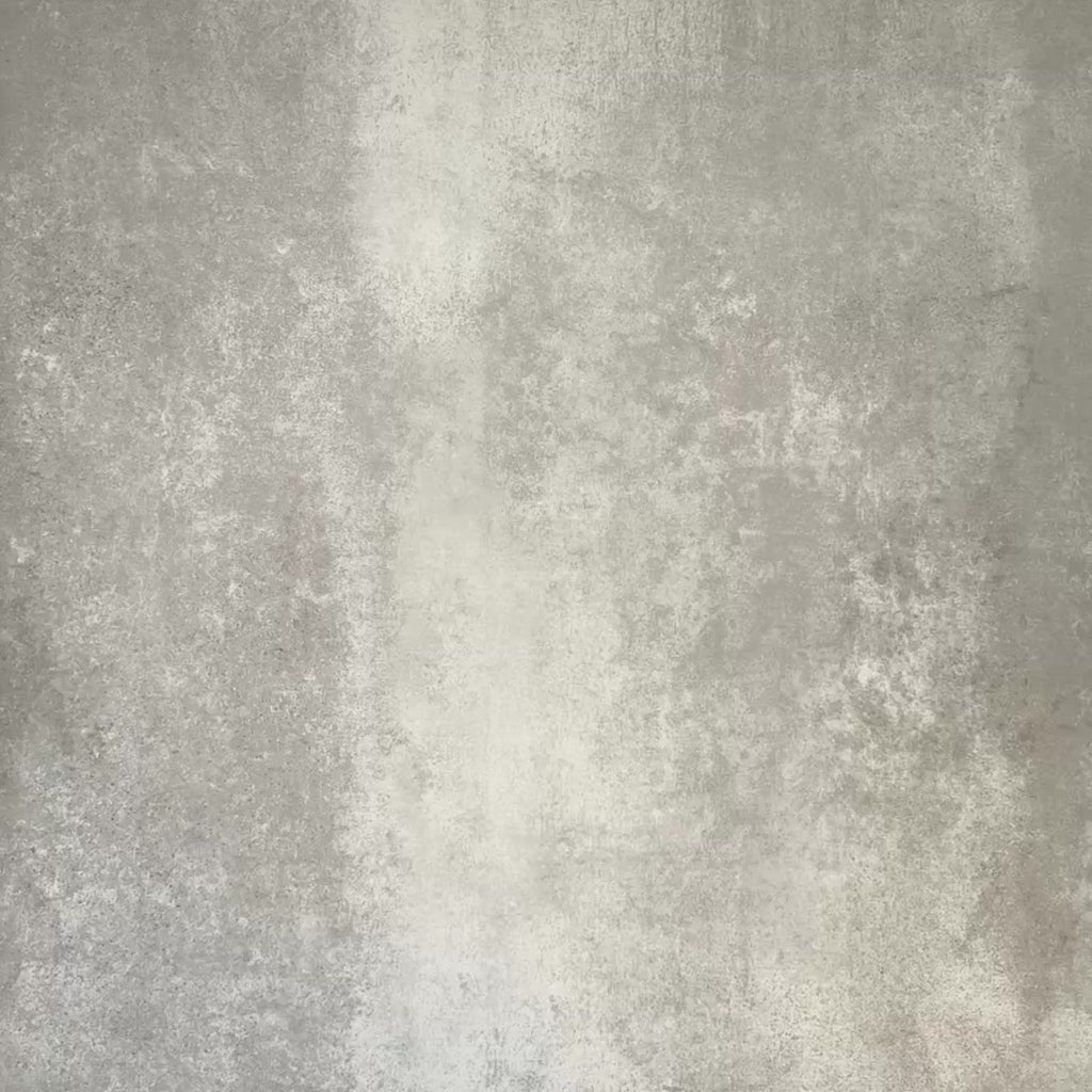 Video mit Zellige Sandbeige Matt Ziegel Keramikfliesen im marokkanischen Stil im Format 6,5 × 20 cm, im Fischgrätmuster auf einem strukturierten grauen Hintergrund arrangiert. Die Aufnahme zeigt die feine Farbvariation, sanft unregelmäßige Kanten und den handgefertigten Zellige-Effekt.