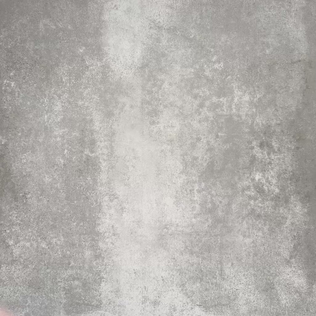 Video mit Zellige Rosa Brick Keramikfliesen im marokkanischen Stil im Format 6,5 × 20 cm, gezeigt in sanften Blush-, Altrosa- und Terrakotta-Pinktönen mit feiner Farbvariation und leicht unregelmäßigen Kanten. Die Fliesen werden im Fischgrätmuster auf einem strukturierten grauen Hintergrund angeordnet, um die handgefertigte Zellige-Glasur hervorzuheben.