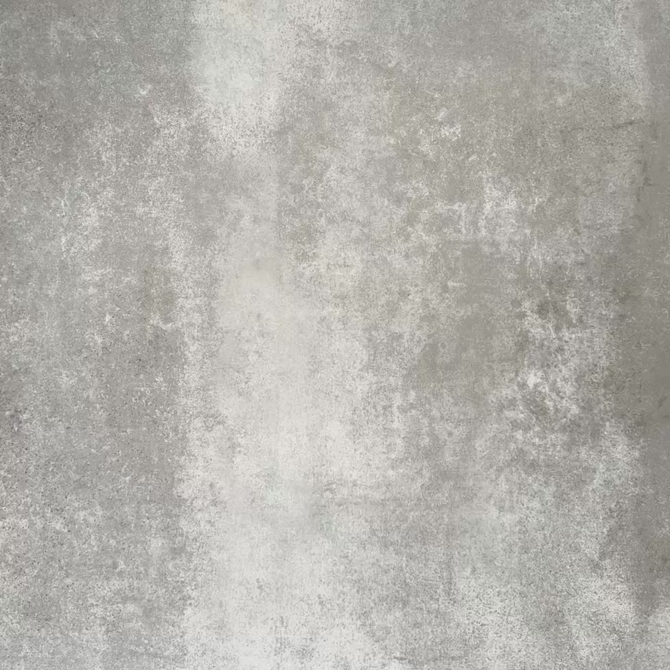 Video mit Zellige Botanisches Grün Ziegel Keramikfliesen im marokkanischen Stil im Format 6,5 × 20 cm, im Fischgrätmuster auf einem strukturierten grauen Hintergrund arrangiert. Die Aufnahme zeigt die glänzende Glasur, die natürliche tonale Variation und den handgefertigten Zellige-Effekt.