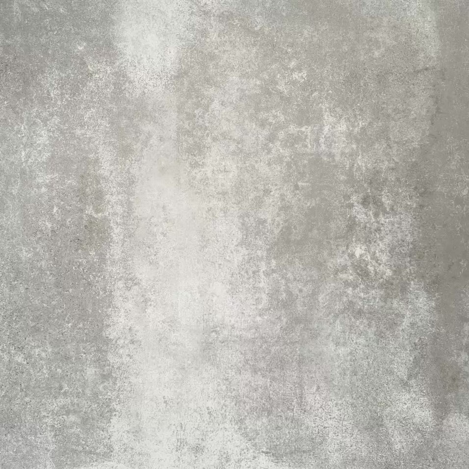 Video mit Zellige Auster Brick Keramikfliesen im marokkanischen Stil im Format 6,5 × 20 cm, bei dem das schräge Verlegemuster die handgefertigten Kanten, die glänzende Auster-Glasur und die natürliche Farbvariation für ein zeitloses, handwerkliches Finish betont.