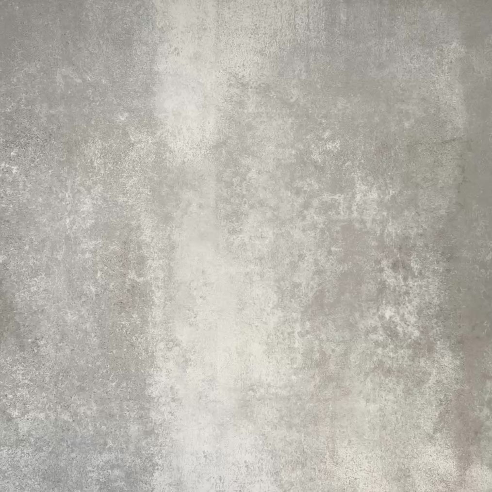 Video mit Kuba Fleur de Lis Feinsteinzeugfliesen im marokkanischen Stil im Format 20 × 20 cm, verlegt in einem sich wiederholenden dekorativen Muster mit sanften Grün- und Weißdetails und klassischem Zementfliesen-Design.