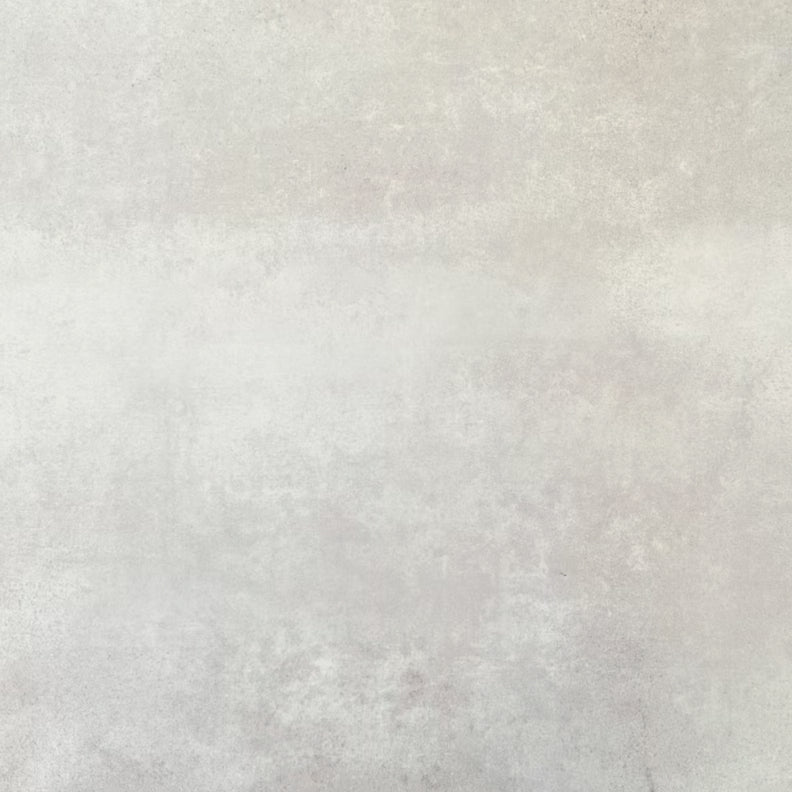 Video, das die sechseckigen Porzellanfliesen Medina Hormuz Azurblau im marokkanischen Stil (18,7 × 21,6 cm) zeigt und das markante, sterninspirierten geometrische Muster sowie die sanften Blau- und Weißtöne in der Gesamtansicht hervorhebt.