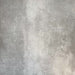 Video mit Almeira Giza Feinsteinzeugfliesen im marokkanischen Stil für Wand und Boden im markanten geometrischen Dreiecksmuster in Schwarz und Weiß, Format 20 × 20 cm, das Muster und Oberflächendetails hervorhebt.