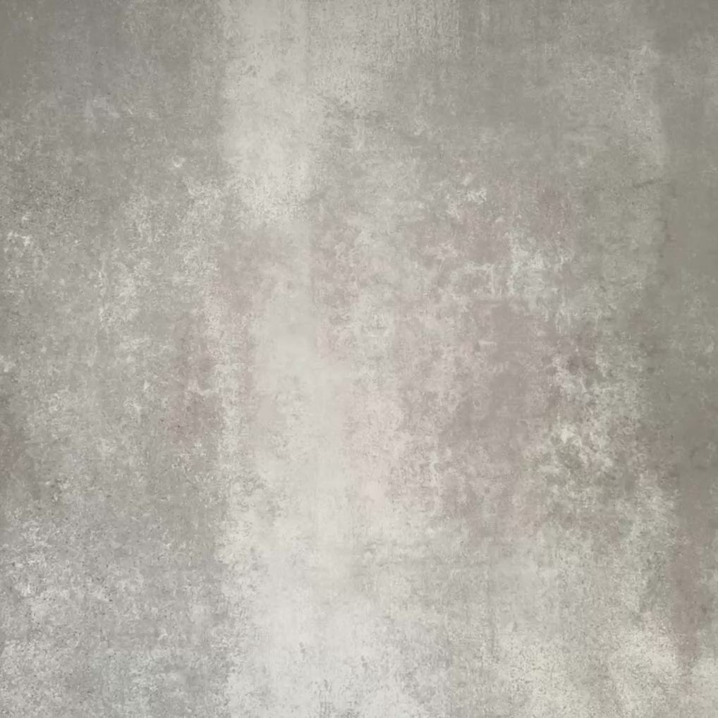 Video mit Kuba Paradies Feinsteinzeugfliesen im marokkanischen Stil im Format 20 × 20 cm, verlegt in einem sich wiederholenden floralen Muster mit korallenrosa Grundflächen, grünen Details sowie weißen und braunen Akzenten. Die Aufnahme zeigt die markante Symmetrie und den dekorativen Zementfliesen-Look der Fliesen.